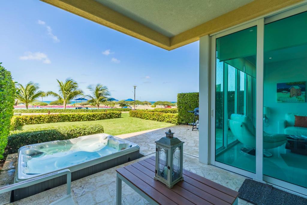 棕榈滩蓝色公寓的房屋庭院的按摩浴缸
