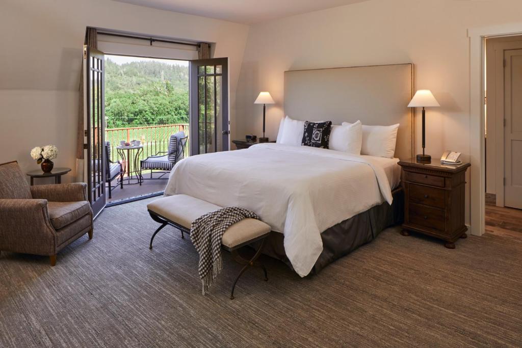 圣海伦娜Wine Country Inn Napa Valley的一间带大床和阳台的大卧室