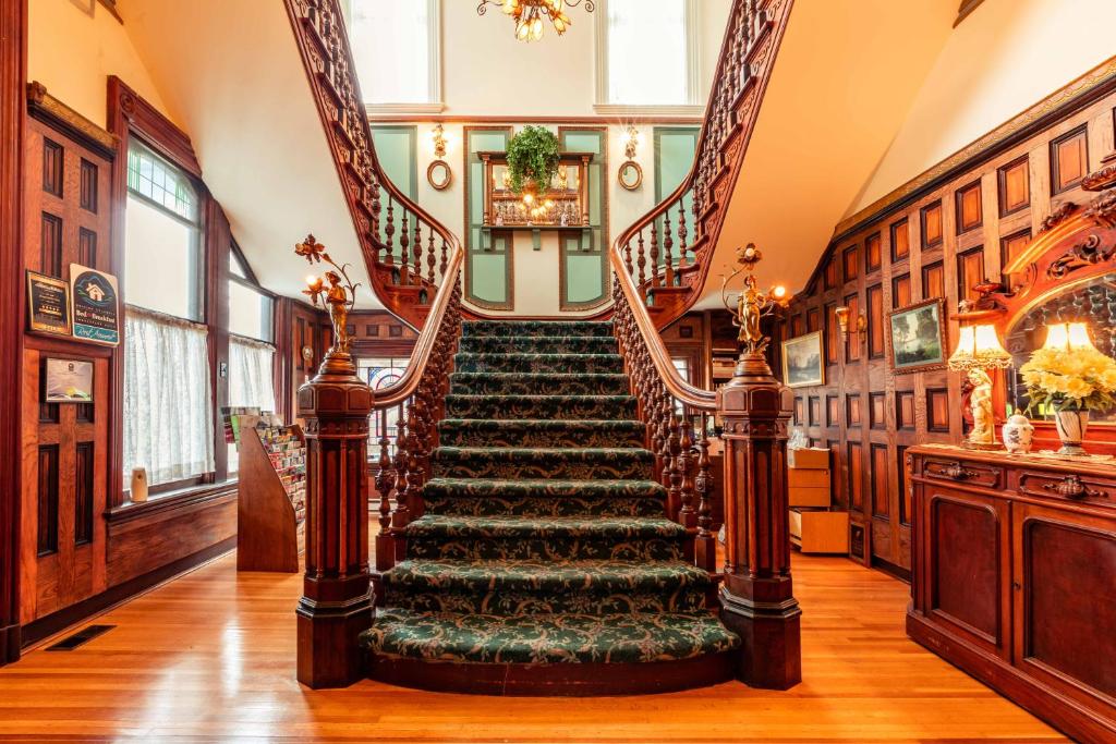 维多利亚紫晶住宿加早餐旅馆的楼梯间,房子里的一个螺旋楼梯