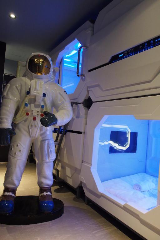 吉隆坡吉隆坡唐人街太空酒店的宇航员站在床边