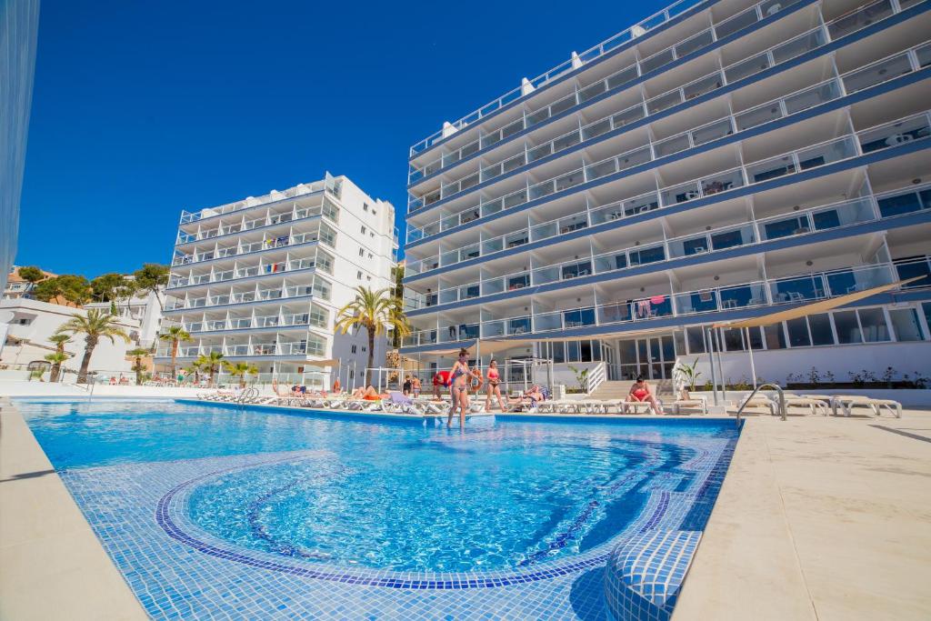 圣蓬萨Pierre&Vacances Mallorca Deya的酒店前的游泳池