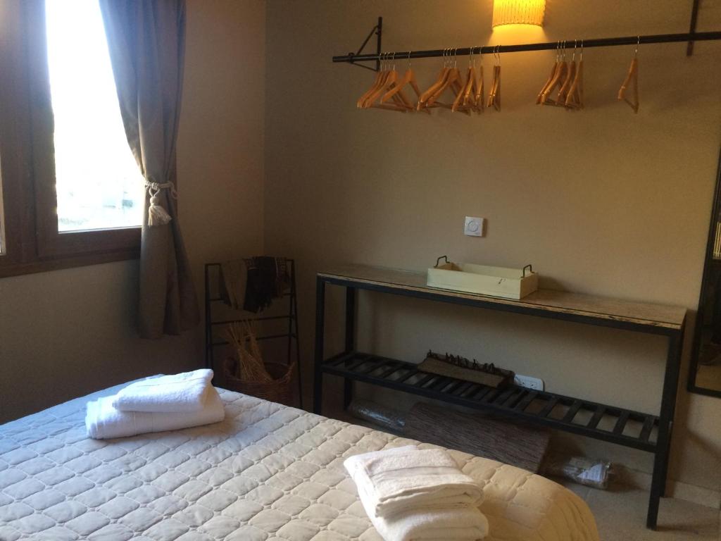 圣卡洛斯-德巴里洛切Deptos Punta Nevada的一间卧室配有一张床,上面有两条毛巾