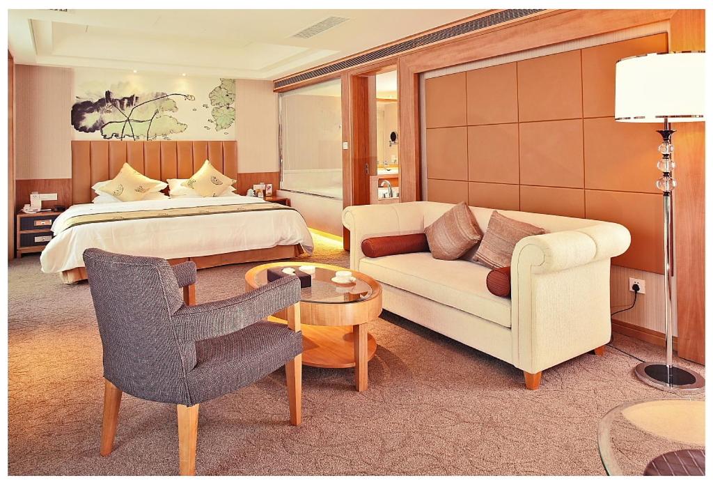 常州常州金陵江南大饭店的酒店客房配有床、沙发和椅子