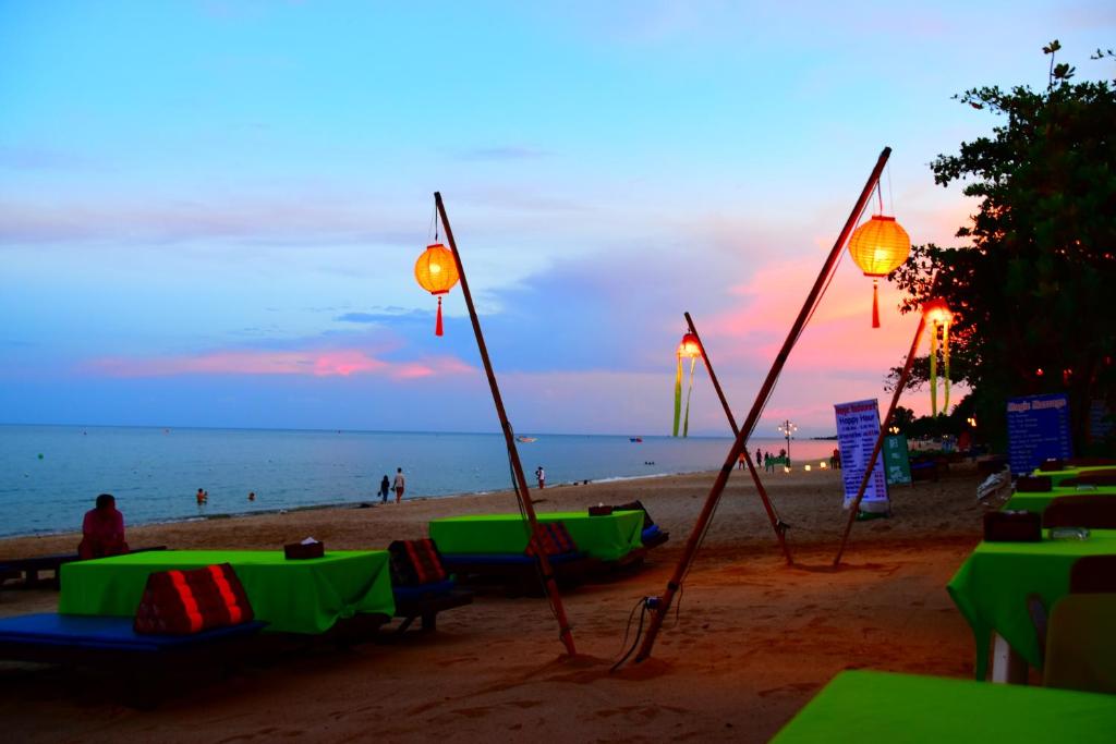 拉迈魔力度假酒店的海滩上摆放着桌子和灯