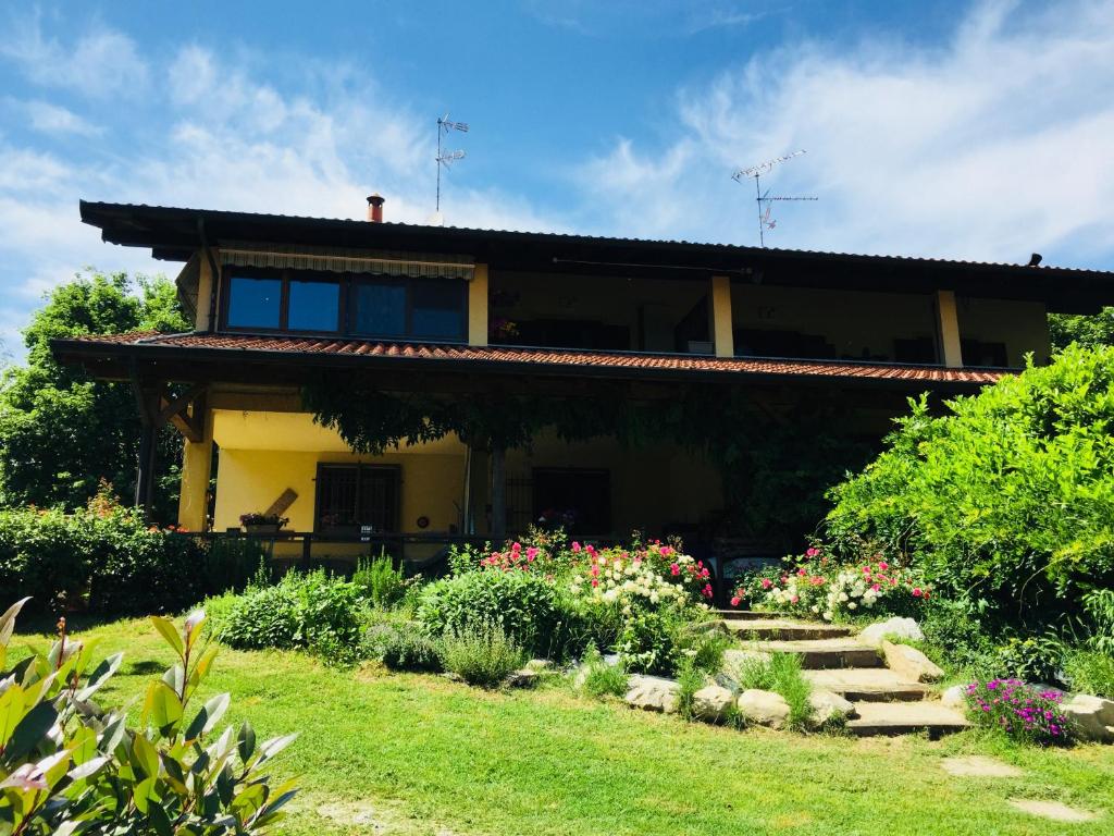 瓦拉洛蓬比亚Appartamento Bella Vista -Malpensa Airport-Leonardo Accademy的前面有花园的房子