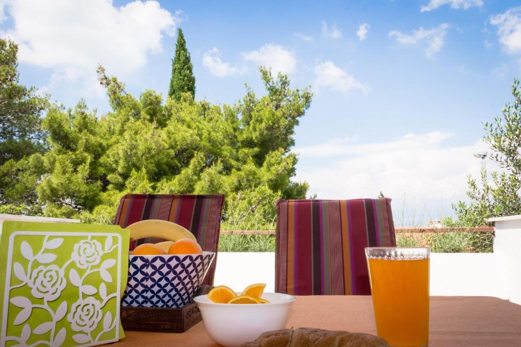 苏佩塔尔Holiday Home Laurea的一张桌子,上面放着一杯啤酒和一碗水果