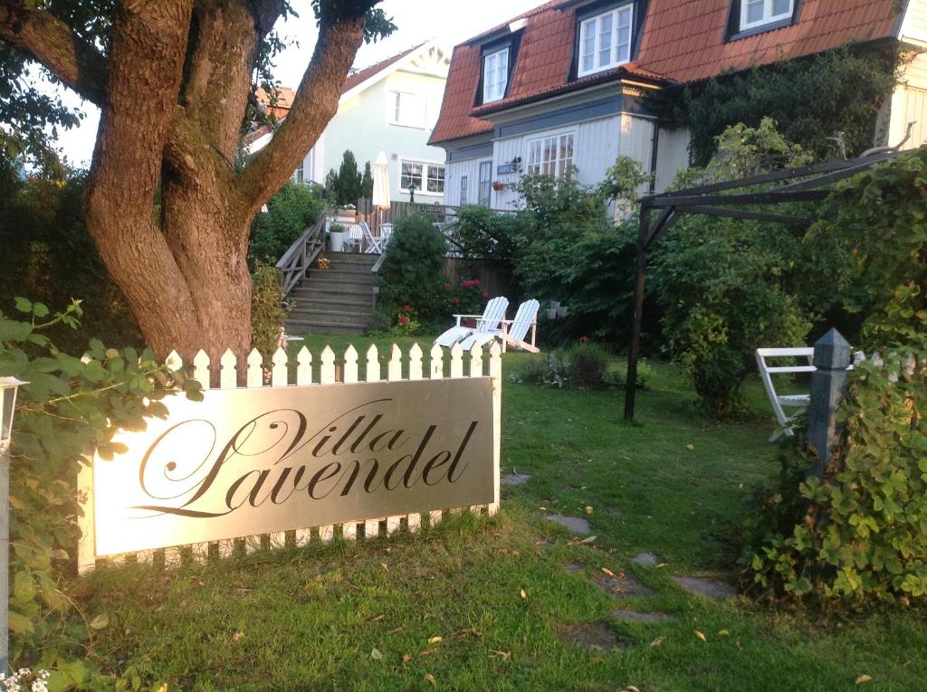 博里霍尔姆Villa Lavendel的房屋前的院子内的一个标志