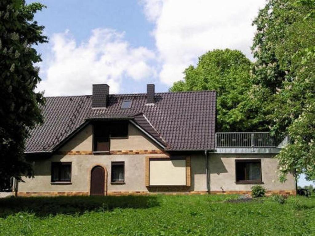 坡瑟利特兹Ferienwohnung-Natur-pur-Wohnung-4的绿色田野上黑色屋顶的房子