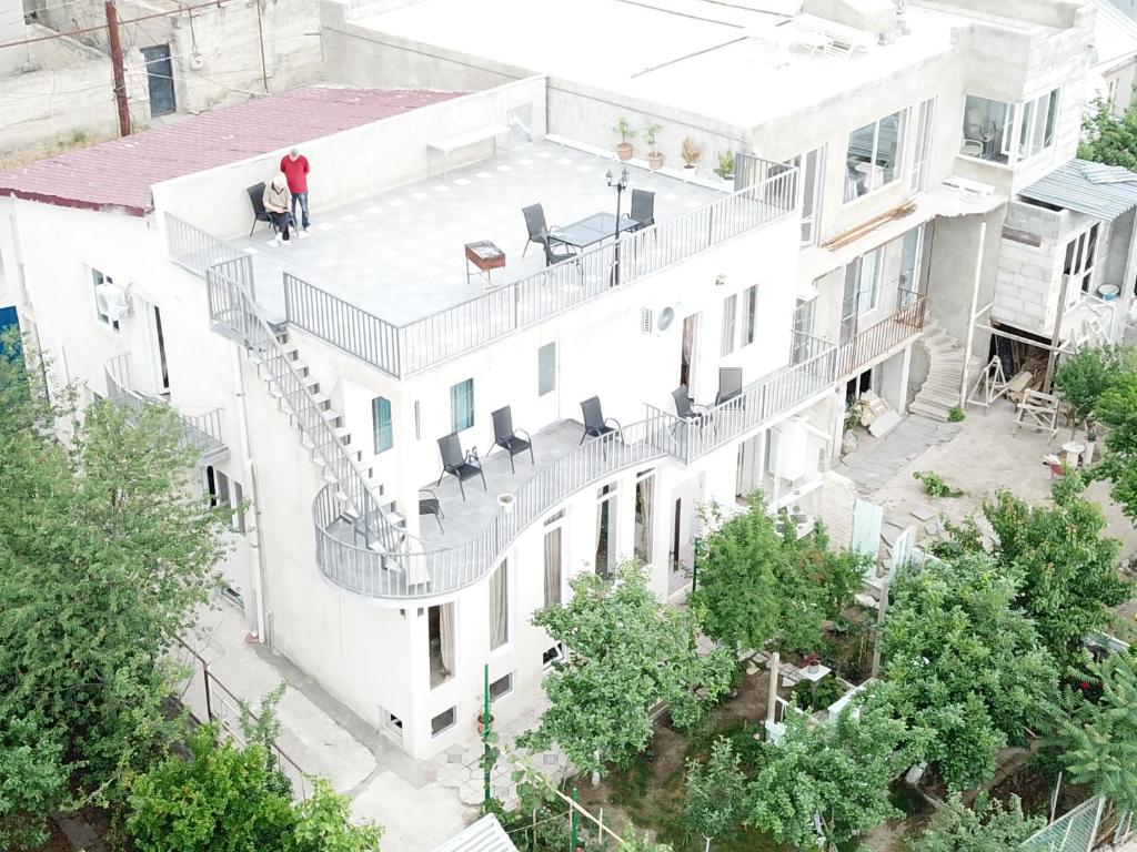 第比利斯Upstairs Hotel Tbilisi的享有白色建筑的空中景致,设有螺旋楼梯