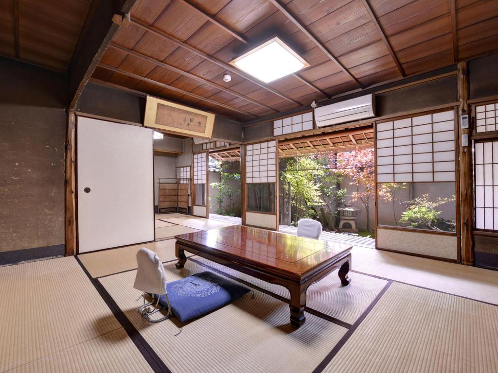 京都有效日式旅馆的配有乒乓球桌和椅子的房间