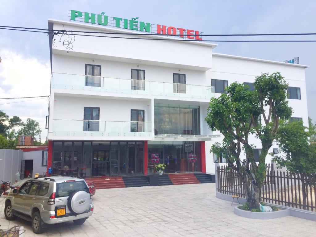 洞海Phu Tien Hotel的停在酒店前的停车场