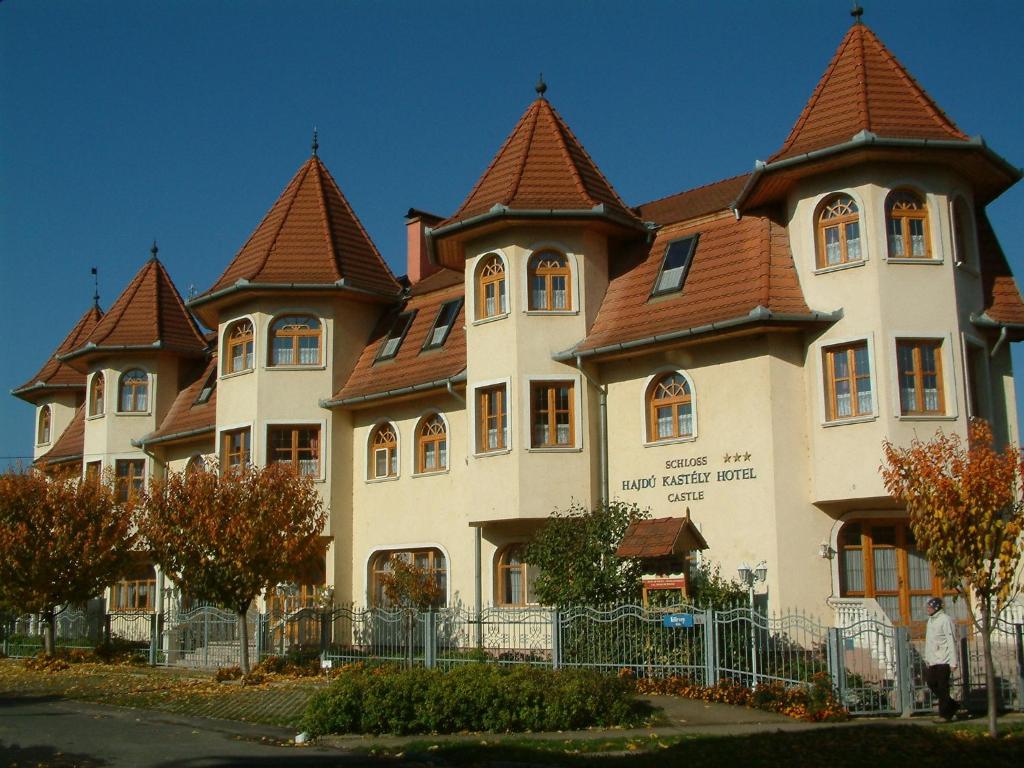 豪伊杜索博斯洛豪伊杜城堡酒店的一座大型建筑,上面有塔楼