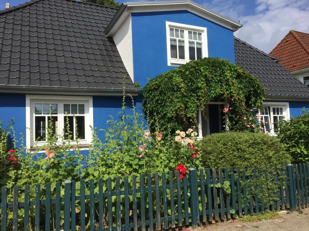 阿尔滕基兴Blue House Rügen的蓝色房屋,带围栏