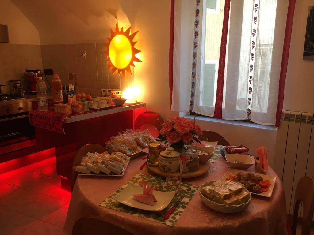 多尔切阿夸La Torre di Clo B&B的厨房里摆放着食物的桌子