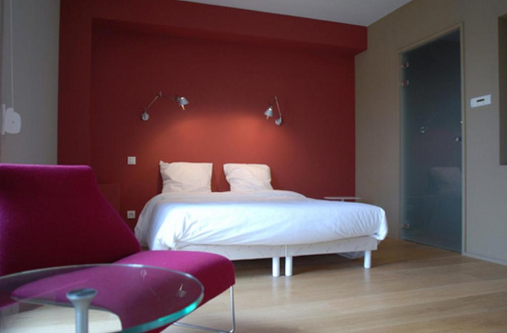 巴约讷汤波尔西当斯教堂酒店的卧室配有白色的床和红色的墙壁