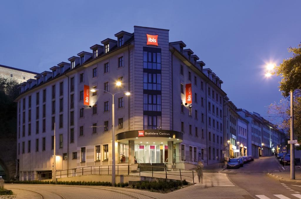布拉迪斯拉发布拉迪斯拉发市中心宜必思酒店的街道上一座大建筑,上面有标志