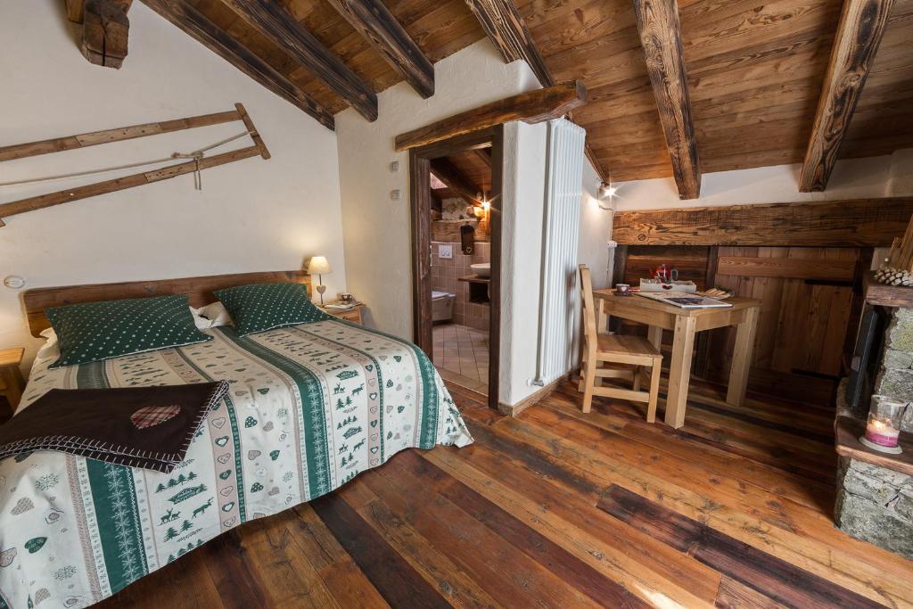 BionazLa Maison D'Antan的一间卧室配有一张床和一张书桌