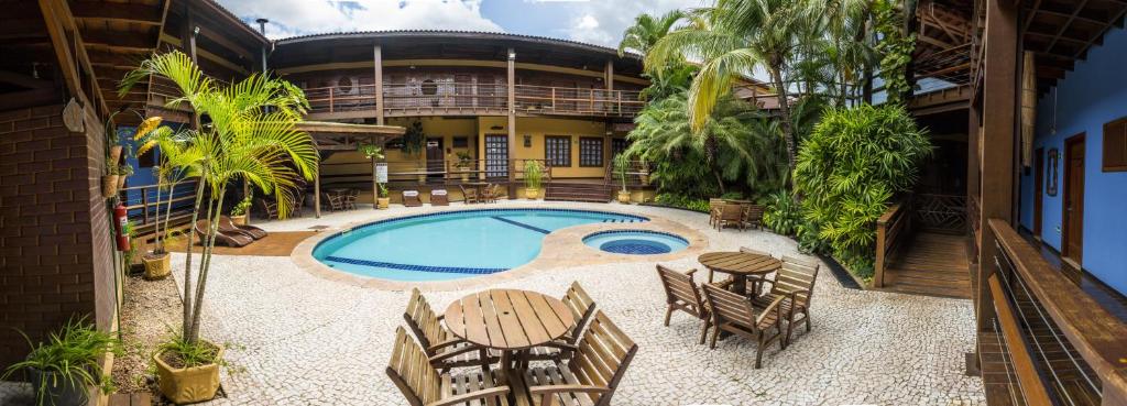 博尼图皮拉穆纳酒店的户外庭院设有游泳池和桌椅。
