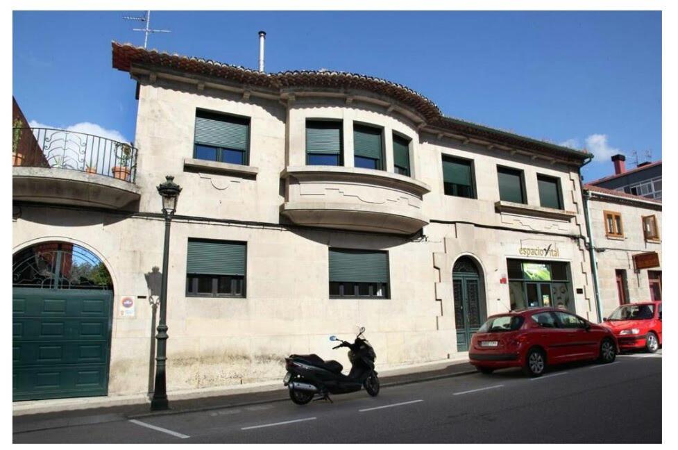 贡多马尔A casa de Carmiña的停在大楼前的街道上的摩托车