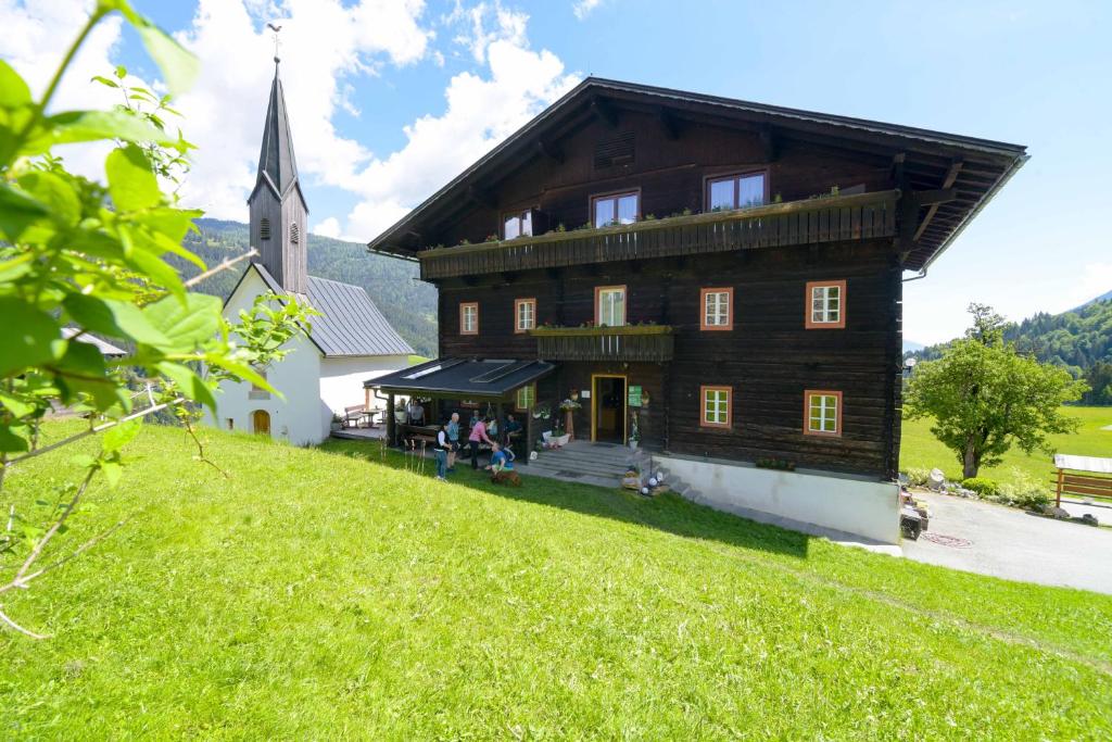 列兴Gailerhof的一座带教堂的山丘上的大型木制建筑
