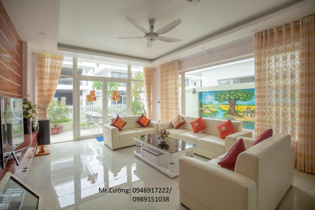 岑山Biệt thự Sao Biển - SB118 FLC Sầm Sơn Resort的客厅配有白色家具和大窗户