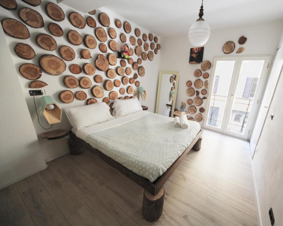 博洛尼亚多巴旅馆 的一间卧室设有一张床和一堵木墙