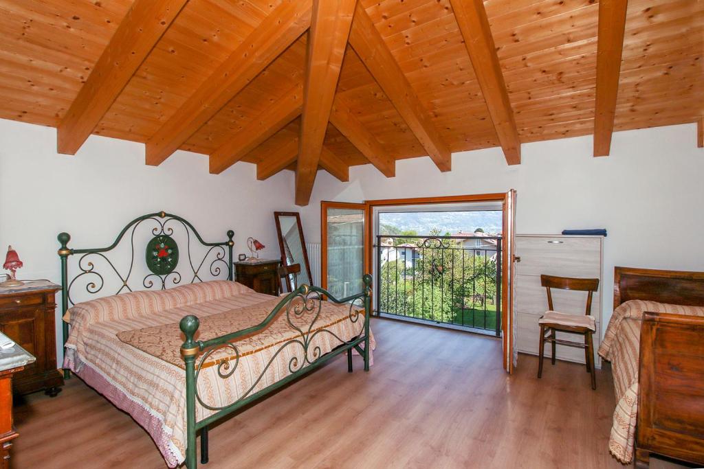 科利科艾尔茉莉娜住宿加早餐旅馆的一间卧室设有一张床和木制天花板