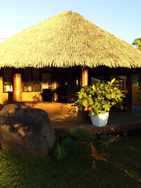 TaravaoOmati Lodge的前面有大石头的小屋