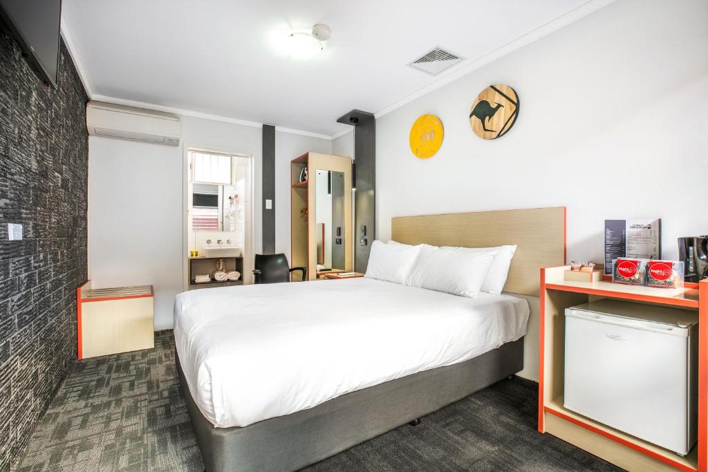 彭里斯贾米森睡帽酒店的配有一张床和一张书桌的酒店客房