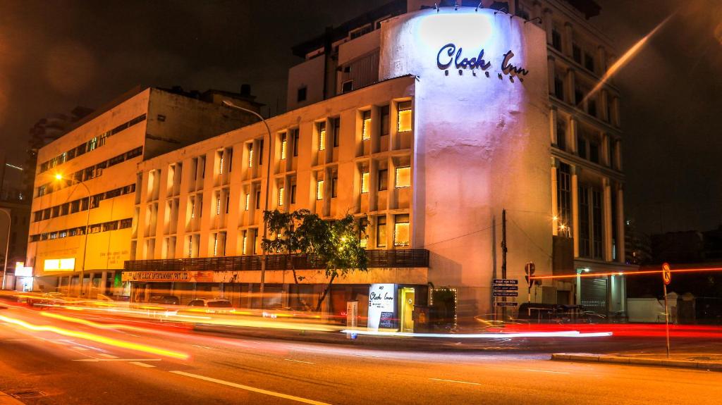 科伦坡科伦坡时钟旅馆的夜幕降临的城市街道上
