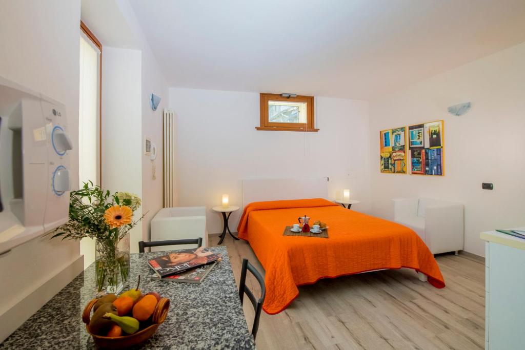 贝拉吉奥Il Borgo的配有橙色床和桌子的房间