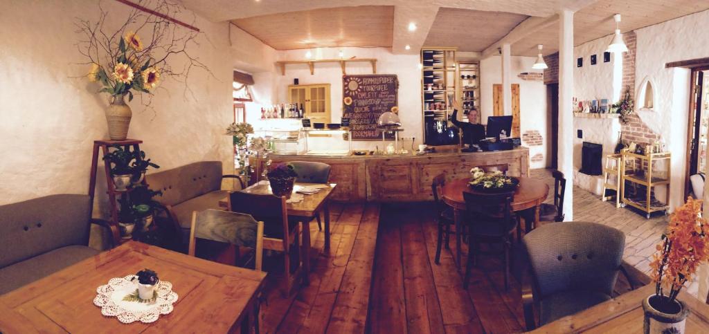 哈普萨卢贝古塔旅馆的带桌椅的房间和厨房