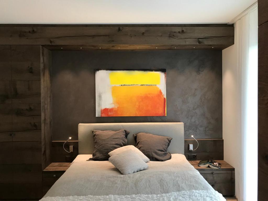 阿斯科纳Appartement Suite Delta Resort的一间卧室,上方有一张画作