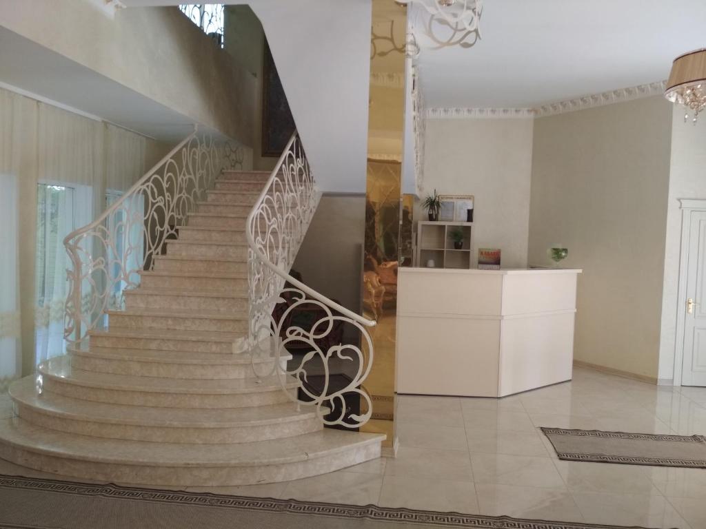 敖德萨Hotel Elita的楼梯间,客厅的楼梯