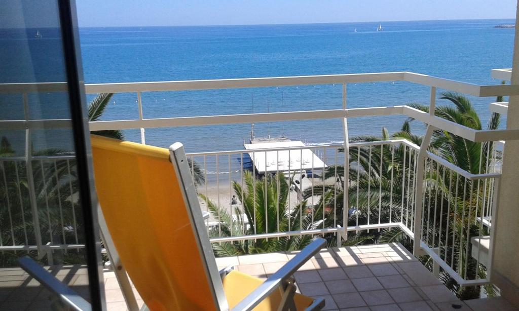 迪亚诺马里纳Hotel Miramare的海景阳台。