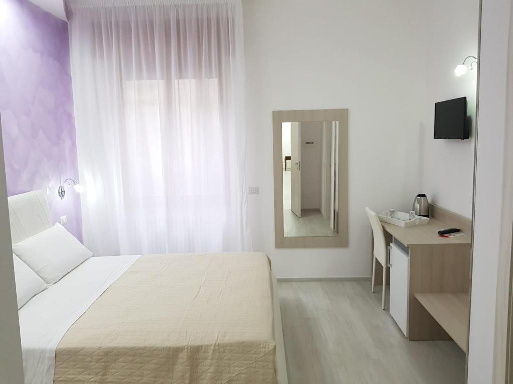 维耶斯泰Dream & Relax的白色卧室配有床和镜子