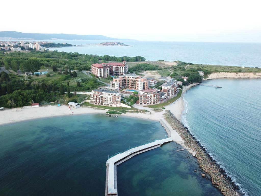 内塞伯尔St. Panteleimon Beach Hotel的海滩上的度假村的空中景观