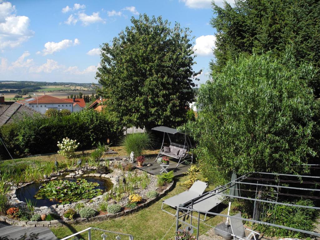 OrmesheimFerienwohnung Schneider的享有花园的顶部景致,设有池塘