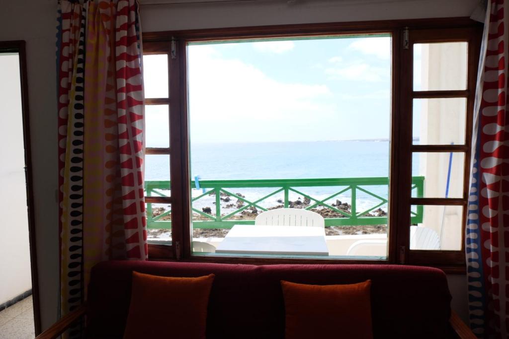 阿列塔SEA & RELAX - Apartament 1 drcha的客房设有海景窗户。