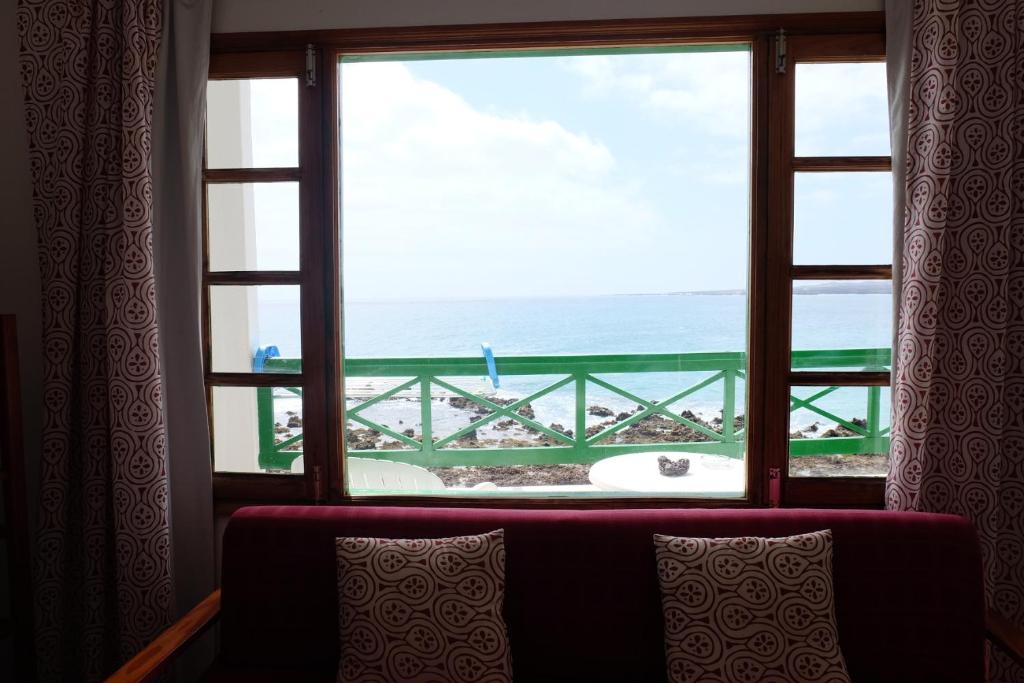 阿列塔SEA & RELAX - Apartament 1 Izq的客房设有海景窗户。
