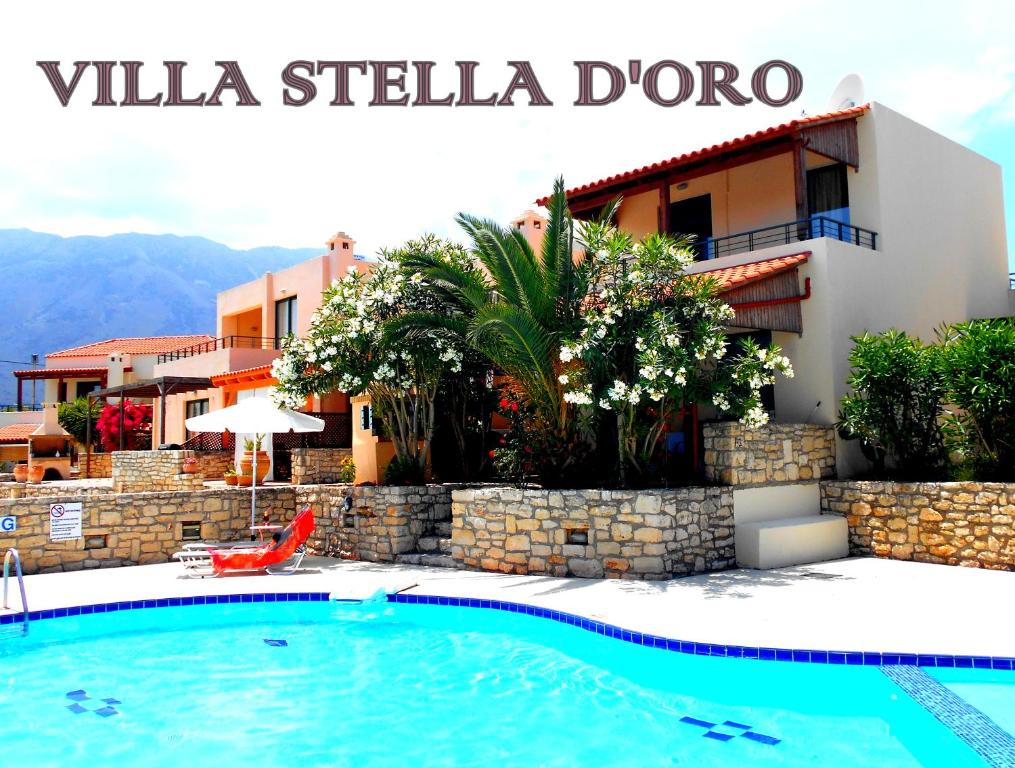 耶奥伊乌波利斯Villa Stella D'oro的一座别墅前的游泳池,该别墅拥有一座建筑