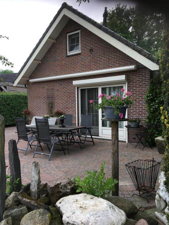 奈弗达尔Carpe Diem Nijverdal的房屋设有带桌椅的庭院