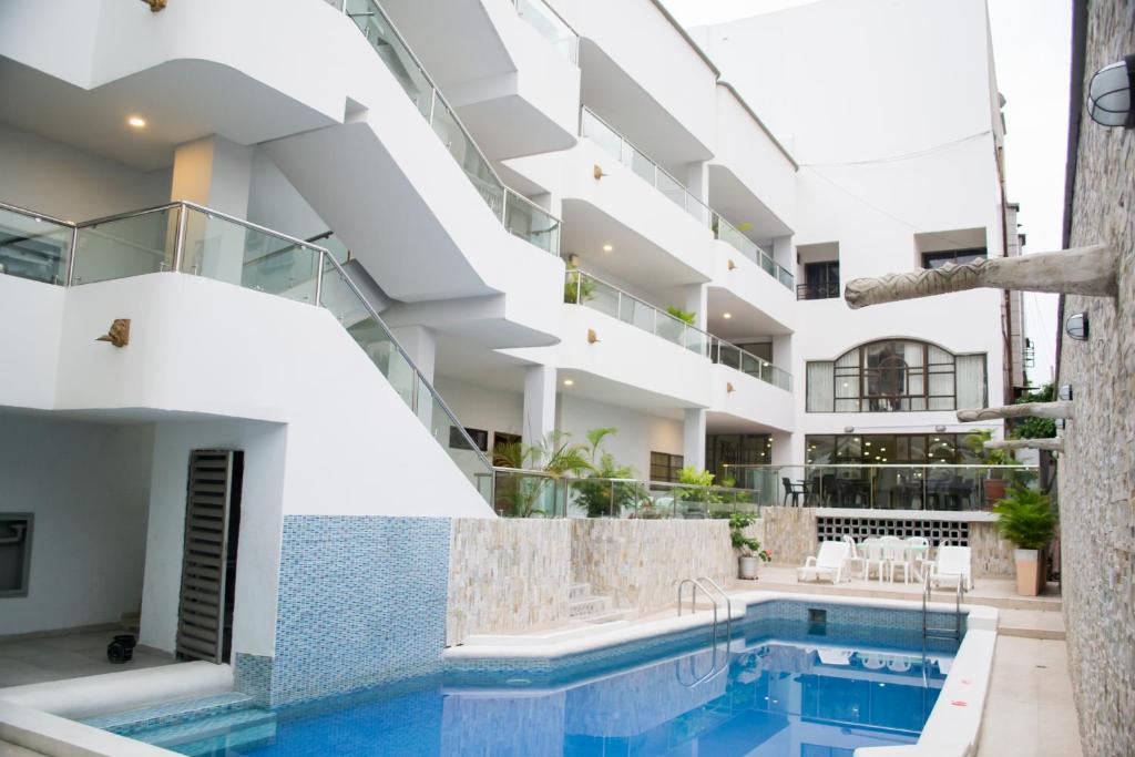 巴兰基亚Hotel Dorado Barranquilla的享有带游泳池的建筑的外部景色