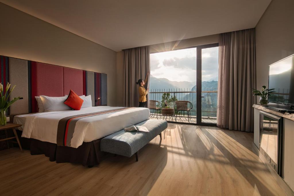 萨帕宝沙巴休闲酒店的酒店客房设有一张床和一个大窗户