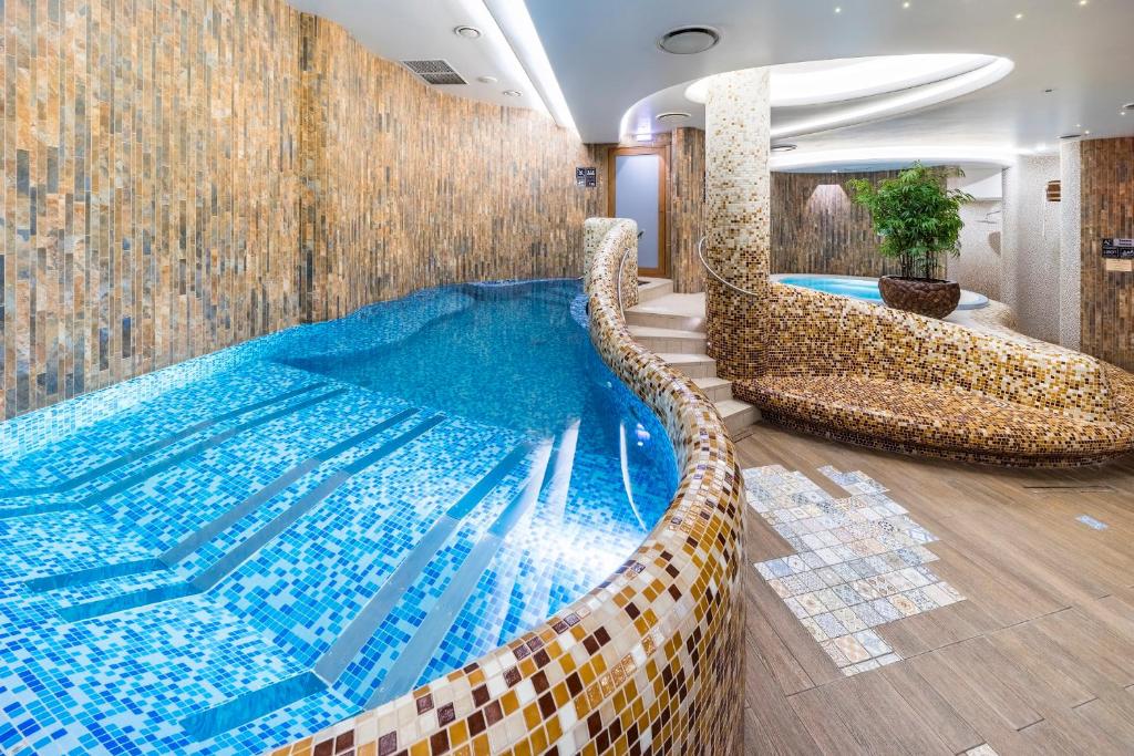 里加里加威尔顿SPA酒店的一个带两把椅子的大型游泳池