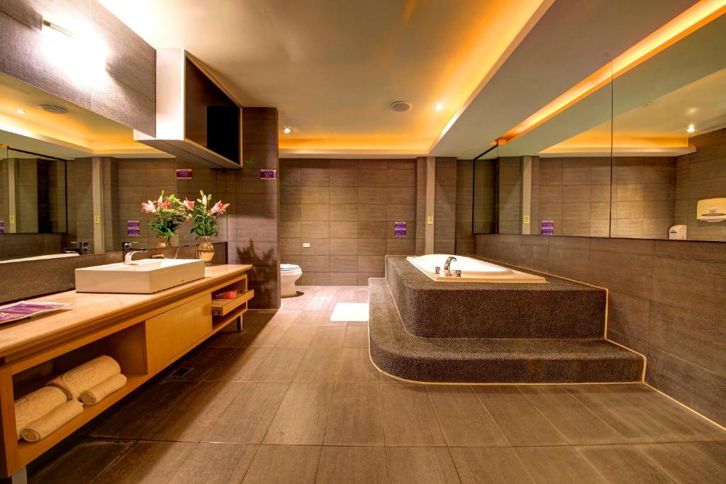 台南温莎堡汽车旅馆 - 仁德馆的带浴缸和盥洗盆的大浴室