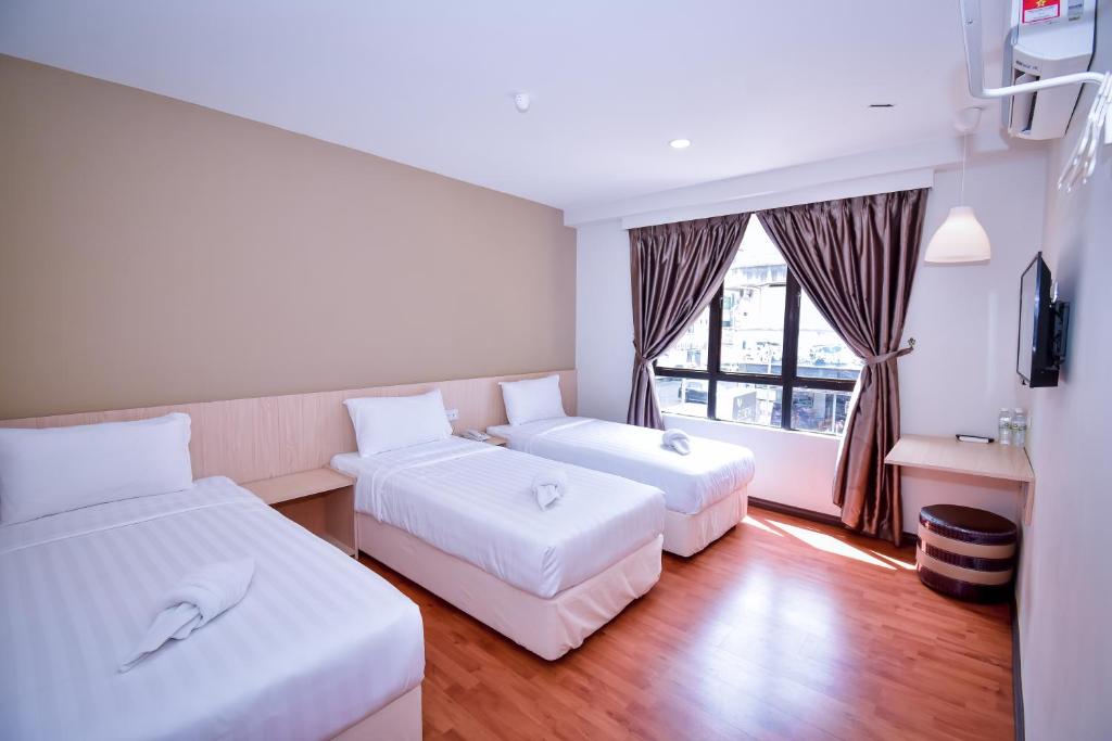 斗湖伊甸园精品酒店的酒店客房设有两张床和窗户。