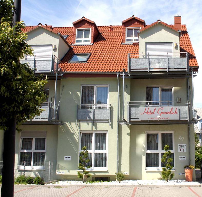 HeddesheimHotel Gramlich的绿色建筑,有红色屋顶