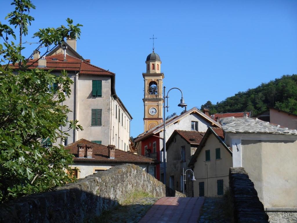 RossiglioneLa Stanza Verde的一座有钟楼背景的城镇
