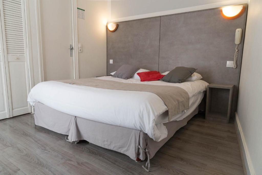 巴黎Panam Hotel PARIS GAMBETTA- Place Gambetta-Mairie du 20 emme的一间卧室配有一张带白色床单的大床
